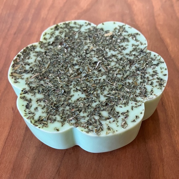 Handmade Goats Milk Soap. Eucalyptus w/ Oatmeal & Mint - Picture 3 of 3
